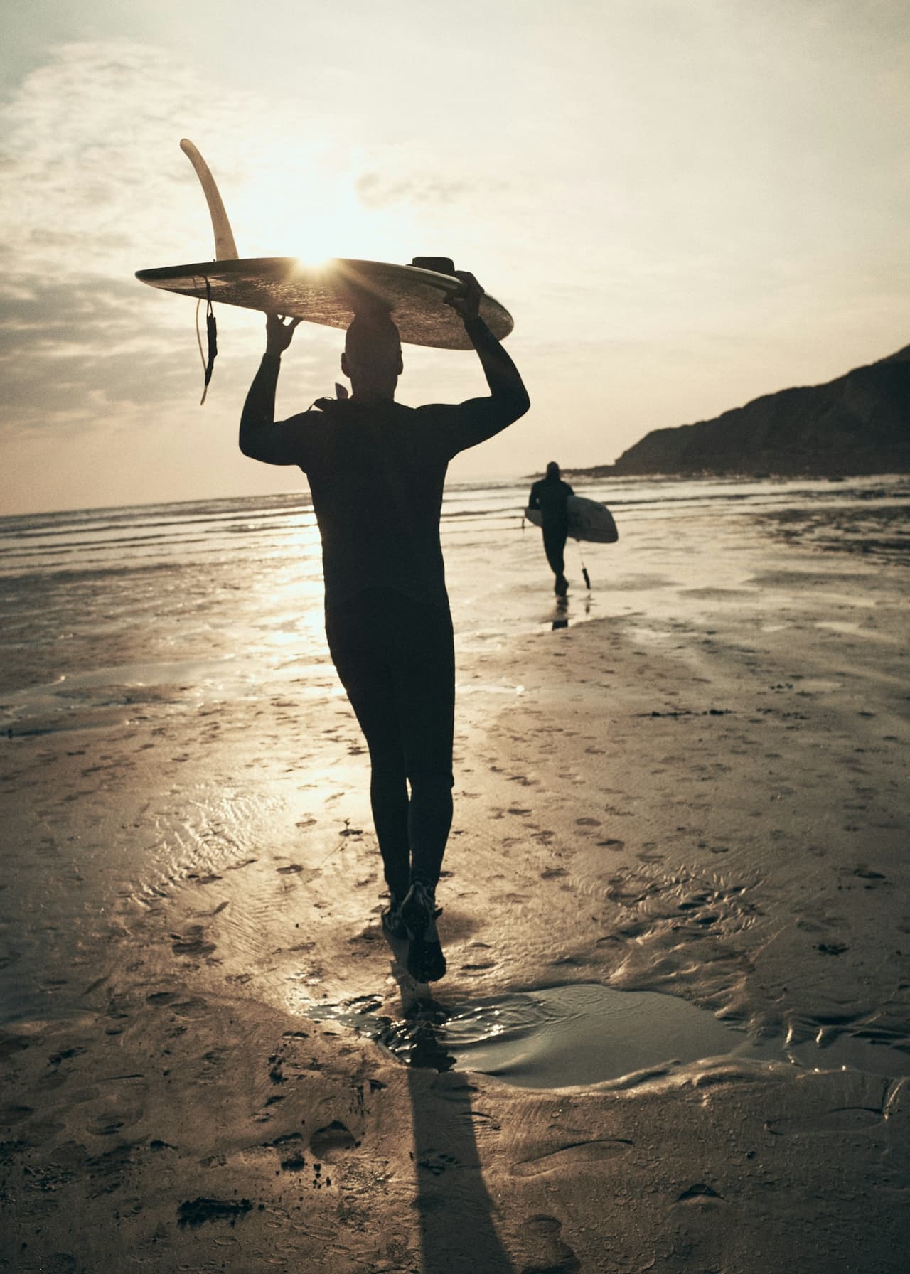 Clase de surf en el océano en Caparica