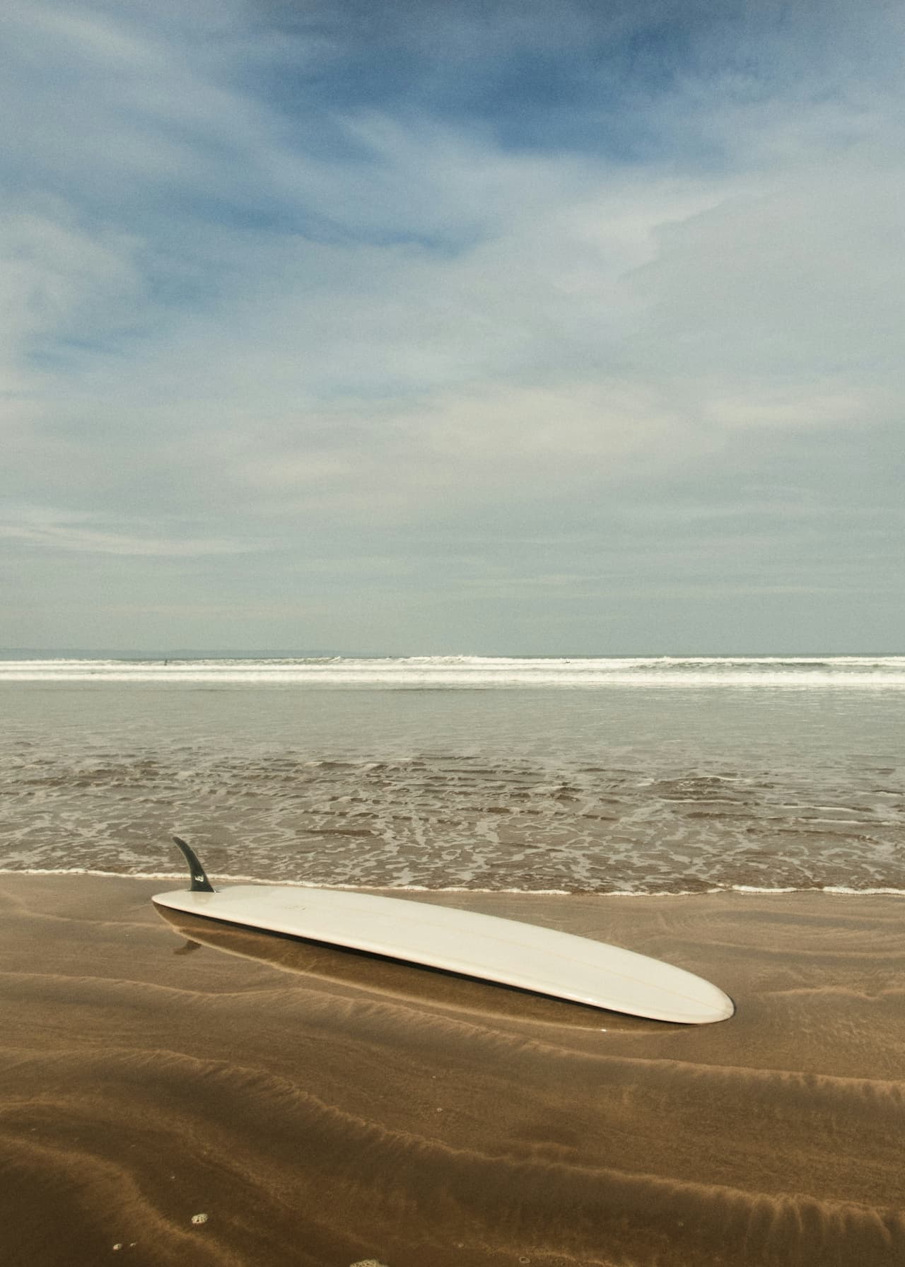 Instructor de surf observando las olas