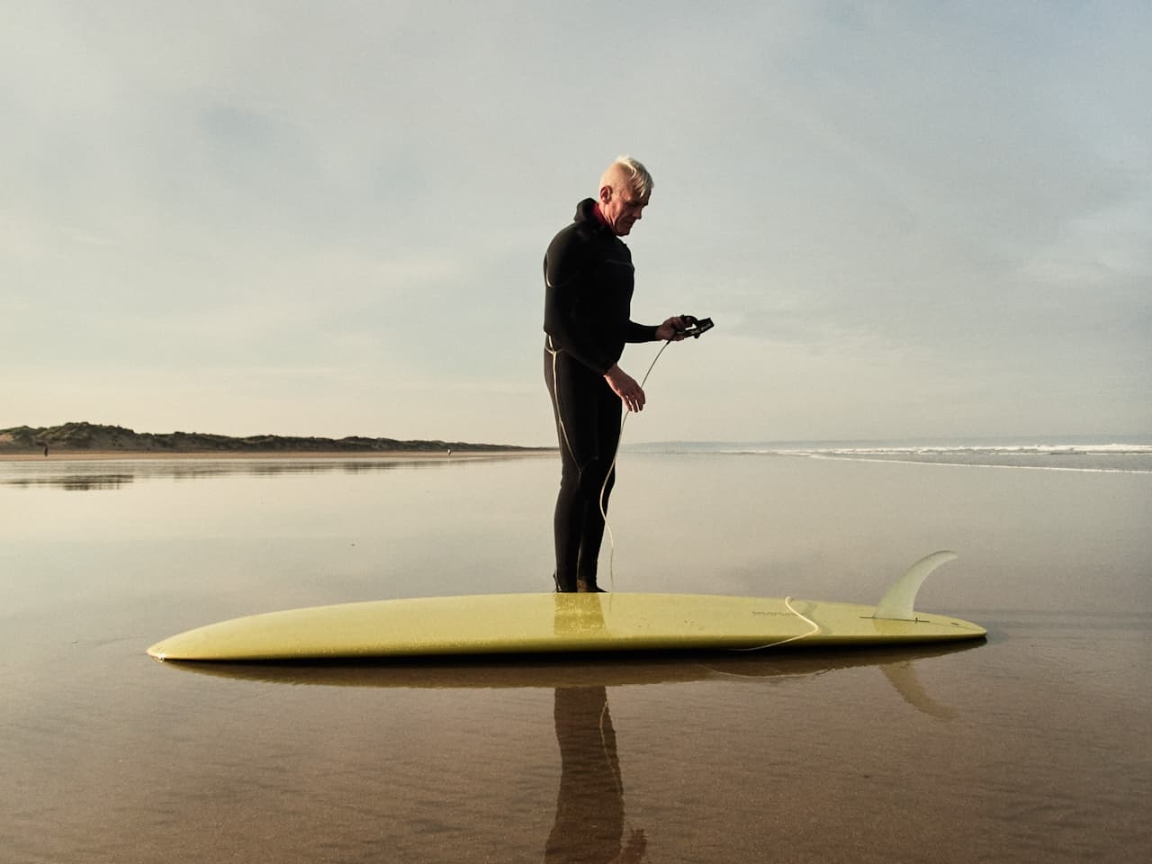 Группа идёт с досками по пляжу