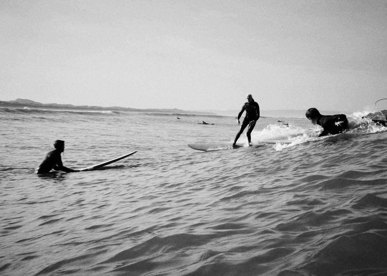 Grupo de surf en la playa con tablas